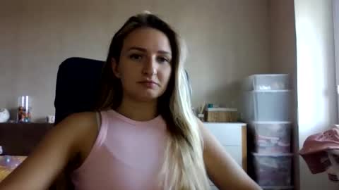 Snapshot of cora_fora chatting on September 17, 8:12 am cora_fora online show from September 17, 8:12 am
