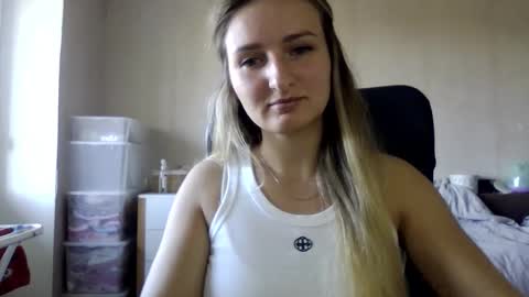 Snapshot of cora_fora chatting on September 22, 8:13 am cora_fora online show from September 22, 8:13 am