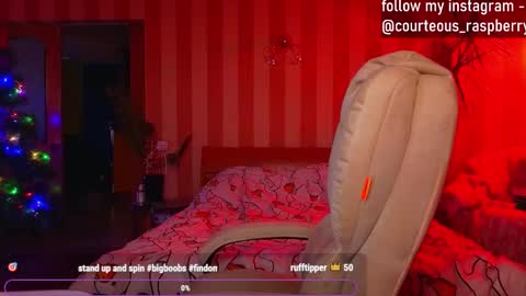 Snapshot of courteous_raspberrrry chatting on December 26, 1:21 pm Rose Roys my  online show from December 26, 1:21 pm