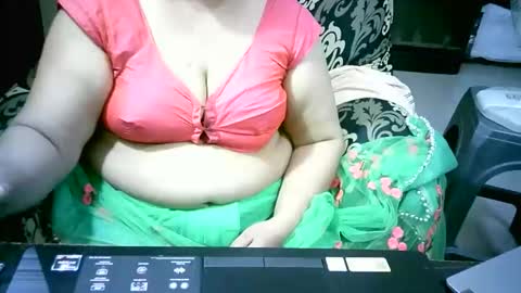 Snapshot of crezybhabihot chatting on October 8, 12:15 am Sonika69 online show from October 8, 12:15 am