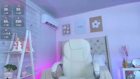 Snapshot of cristal_bunny chatting on December 28, 12:15 am Cristal online show from December 28, 12:15 am