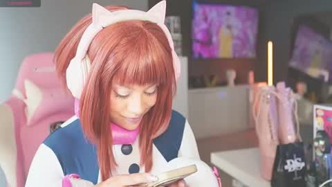 Laura online show from November 28, 7:39 pm