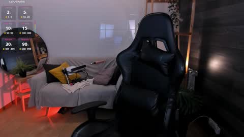 Snapshot of crystalluna__ chatting on October 5, 2:22 pm Mia online show from October 5, 2:22 pm