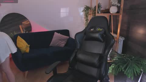 Snapshot of crystalluna__ chatting on October 12, 2:19 pm Mia online show from October 12, 2:19 pm