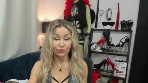 CrystalHotty online show from December 19, 6:38 am