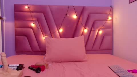 cutepetitee online show from February 7, 8:02 pm