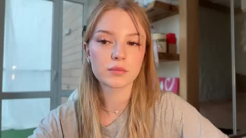 Im Emi streaming with my friend Reyna today online show from May 16, 2:27 pm