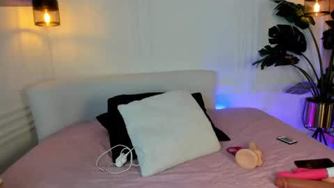 dafne_hillss online show from May 3, 11:35 am