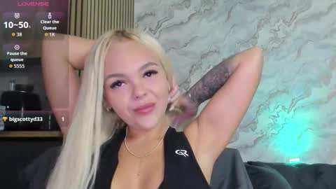 Snapshot of daisy_abby03 chatting on October 9, 5:00 am DaIsy Abby online show from October 9, 5:00 am