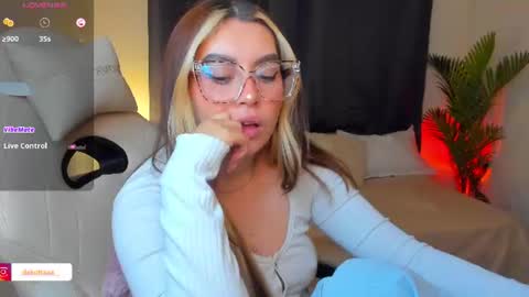 dakottaa__ online show from June 26, 1:18 am