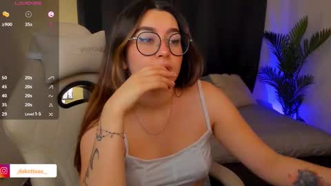 dakottaa__ online show from December 23, 12:25 am