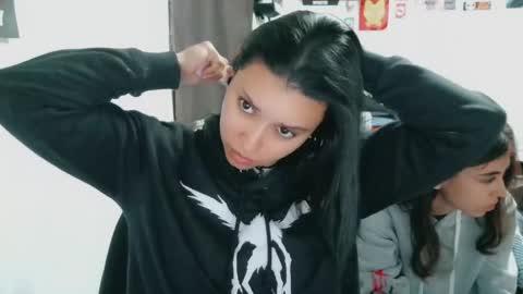 dani y jocelyn online show from April 28, 11:19 pm