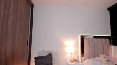  independent model   online show from December 13, 10:38 pm