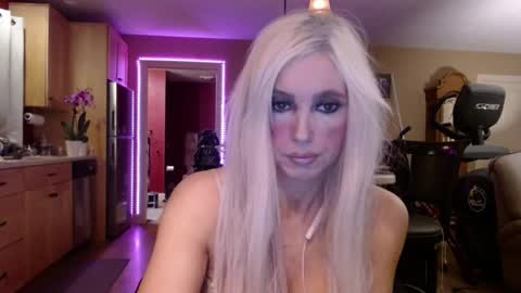 Snapshot of danikawhite69 chatting on February 19, 8:01 am DanikaWhite69 online show from February 19, 8:01 am