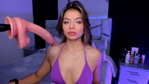 Snapshot of daniphoenixx chatting on December 17, 8:10 pm Dani Phonenix online show from December 17, 8:10 pm