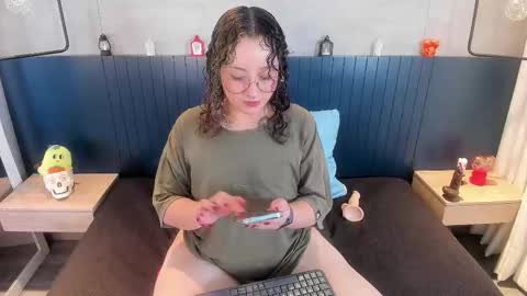 Snapshot of davis_emma chatting on October 7, 8:46 pm Emma online show from October 7, 8:46 pm