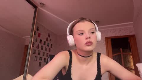 Dee online show from June 19, 1:58 pm
