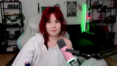 dellacrush_ online show from April 29, 5:30 pm