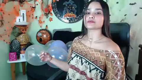 Snapshot of destinyhills_ chatting on October 21, 12:20 pm Destiny online show from October 21, 12:20 pm