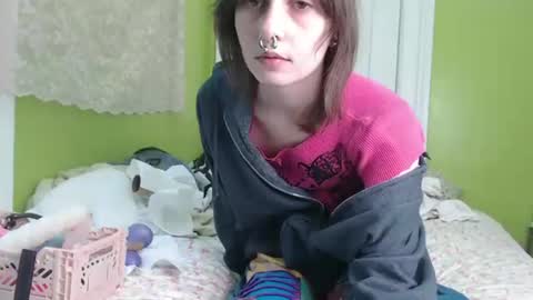 Snapshot of devilg1rl chatting on October 23, 11:11 pm poutyangel online show from October 23, 11:11 pm