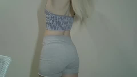 Snapshot of ditamilton chatting on February 5, 8:14 pm DitaMilton online show from February 5, 8:14 pm