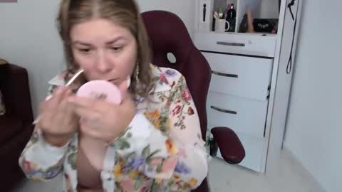 Snapshot of diva_milf chatting on February 25, 10:31 pm Diva online show from February 25, 10:31 pm