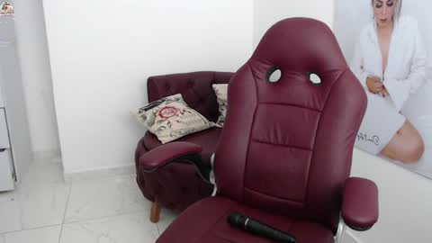 Snapshot of diva_milf chatting on January 1, 12:43 am Diva online show from January 1, 12:43 am