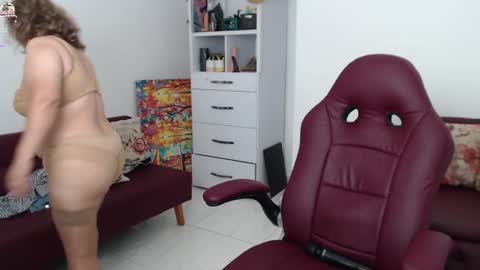 Snapshot of diva_milf chatting on December 28, 4:20 pm Diva online show from December 28, 4:20 pm
