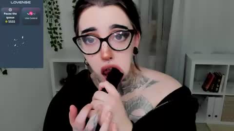 dixipixi_ online show from July 10, 10:27 am