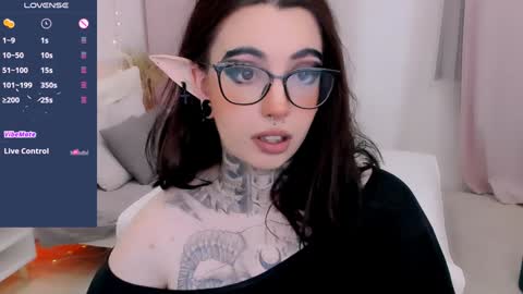Snapshot of dixipixi_ chatting on December 6, 10:27 am dixipixi_ online show from December 6, 10:27 am