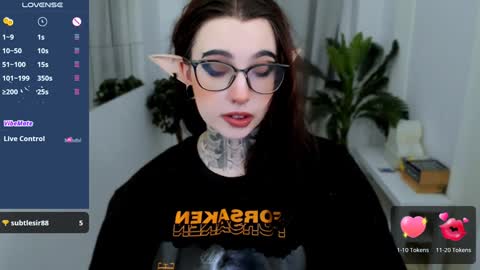Snapshot of dixipixi_ chatting on February 6, 10:36 am dixipixi_ online show from February 6, 10:36 am