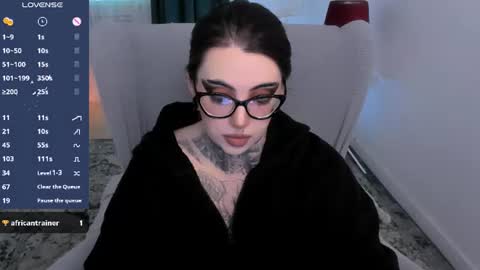 dixipixi_ online show from June 13, 7:39 am