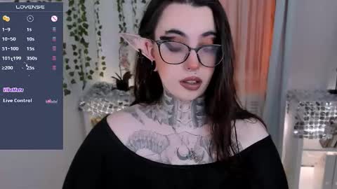 dixipixi_ online show from December 19, 5:43 am