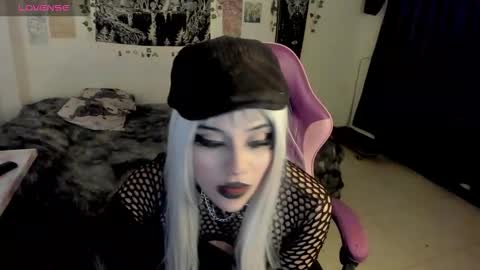 dolly_bones online show from March 18, 2:05 am