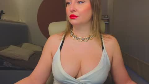 Snapshot of dom_mummy chatting on January 19, 6:42 am DOM MUMMY online show from January 19, 6:42 am