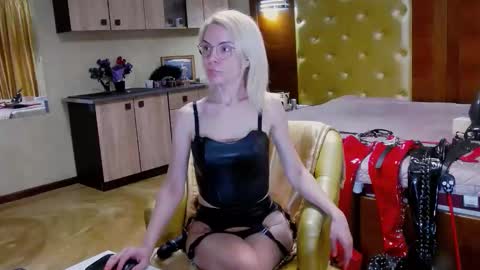domcaprisse online show from June 11, 4:04 pm