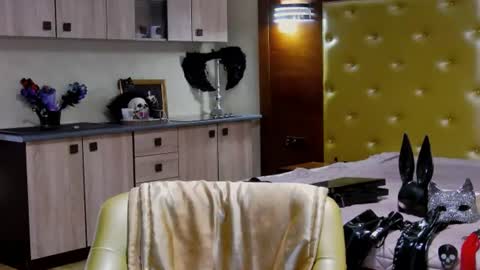 domcaprisse online show from July 28, 12:59 pm