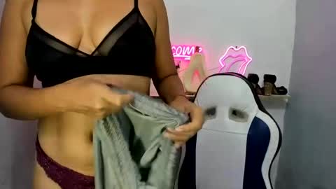 dona_tella online show from June 25, 11:13 am