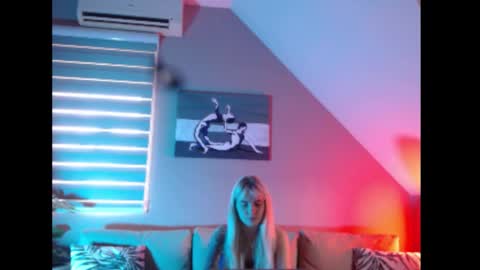 A girl online show from October 13, 7:22 am