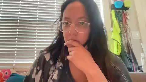 RIRI OR DREAMY online show from February 8, 4:33 pm