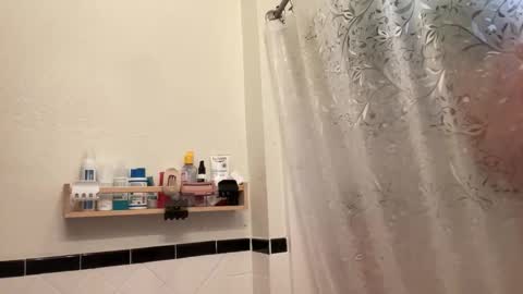 RIRI OR DREAMY online show from March 17, 6:23 pm