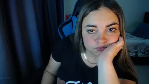Snapshot of dumont_model chatting on February 3, 8:24 am Nicole online show from February 3, 8:24 am