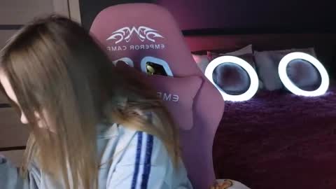 Snapshot of dyna_bae chatting on October 8, 8:07 am Dyna online show from October 8, 8:07 am