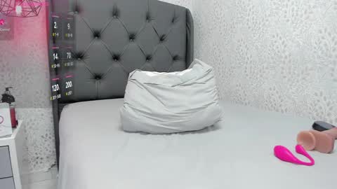  E F F Y  online show from November 11, 8:17 pm