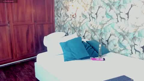 Elaine  online show from July 6, 12:10 pm