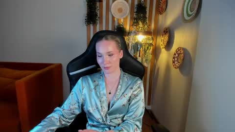 elaravoltage online show from June 6, 6:03 pm