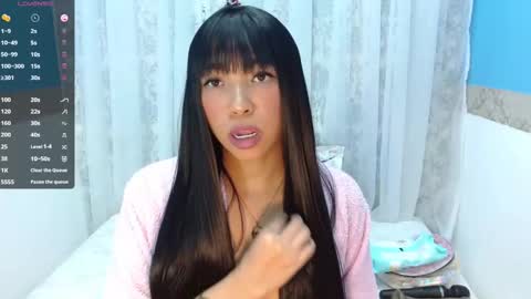 L A U R A online show from December 30, 7:32 pm