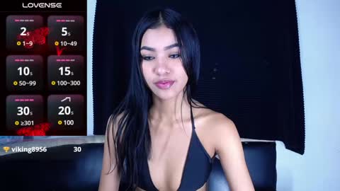 Snapshot of elettra_bennet chatting on December 10, 11:51 pm elettra_bennet online show from December 10, 11:51 pm