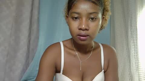 Snapshot of elia011 chatting on February 22, 7:56 am elia011 online show from February 22, 7:56 am