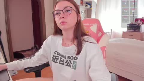 Snapshot of elisejays chatting on February 21, 9:45 am Elise online show from February 21, 9:45 am